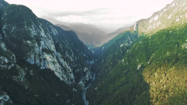 空中4Kビュー。夕暮れ時に美しい山脈の上を飛ぶ。強力な崖と峡谷 — ストック動画