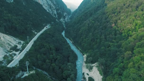 Aerial 4K-vy. Flyger över de vackra bergskedjorna i skymningen. Mäktiga klippor och raviner — Stockvideo