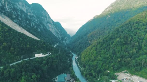 Aerial 4K-vy. Flyger över de vackra bergskedjorna i skymningen. Mäktiga klippor och raviner — Stockvideo