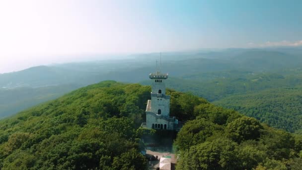Vista aerea 4k. Bellissimo castello sulla montagna in una giornata di sole estivo, vista sulle montagne e sul mare — Video Stock