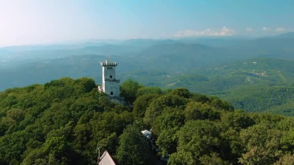 Widok antenowy 4K. Piękny zamek na górze w letni słoneczny dzień, widok na góry i morze — Wideo stockowe