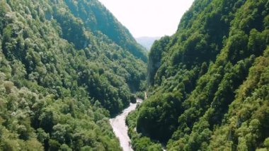 Havadan 4k görünüm. Gün batımında güzel sıradağların üzerinde uçuyor. Güçlü uçurumlar ve geçitler