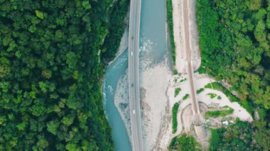 Havadan 4k görünüm. Düz aşağı köprü de havadan çekim veya güzel mavi su ile göl veya koy iki tarafı bağlayan yol kaldırdı. Konsept lojistik ve ulaşım. Seyahat te cars