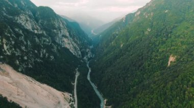 Havadan 4k görünüm. Gün batımında güzel sıradağların üzerinde uçuyor. Güçlü uçurumlar ve geçitler