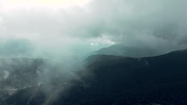 Vista aérea 4k. Voando através das nuvens acima dos cumes das montanhas. Altos picos manhã maravilhosa nascer do sol paisagem natural . — Vídeo de Stock