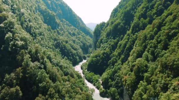 Luchtfoto 4k-weergave. Vliegen over de prachtige bergketens in de schemering. Machtige kliffen en kloven — Stockvideo