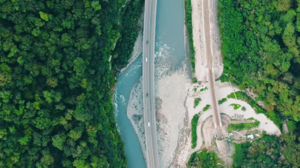 Luftbild 4k. Luftaufnahme auf einer Brücke oder auf einer Straße, die zwei Seiten des Sees oder der Bucht durch wunderschönes blaues Wasser verbindet. Konzept Logistik und Transport. Autos auf Reise Road Trip — Stockvideo