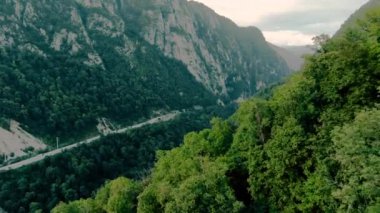 Havadan 4k görünüm. Gün batımında güzel sıradağların üzerinde uçuyor. Güçlü uçurumlar ve geçitler
