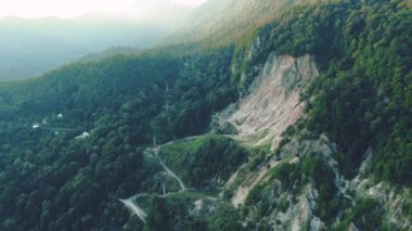 Havadan 4k görünüm. Gün batımında güzel sıradağların üzerinde uçuyor. Güçlü uçurumlar ve geçitler