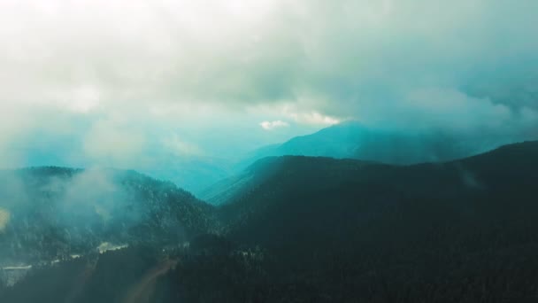 Luchtfoto 4k-weergave. Vliegen door de wolken boven de bergtoppen. Hoge pieken prachtige ochtend zonsopgang natuurlijke landschap. — Stockvideo