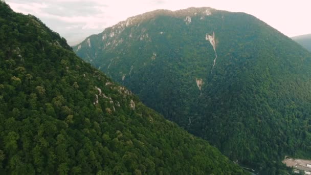 Vue aérienne 4k. Survoler les magnifiques chaînes de montagnes au crépuscule. falaises et gorges puissantes — Video