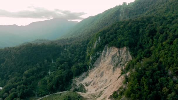 Aerial 4K-vy. Flyger över de vackra bergskedjorna i skymningen. Mäktiga klippor och raviner — Stockvideo