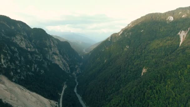 Luchtfoto 4k-weergave. Vliegen over de prachtige bergketens in de schemering. Machtige kliffen en kloven — Stockvideo