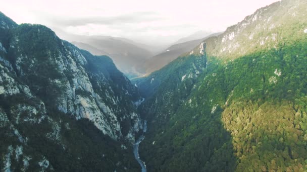 Aerial 4K-vy. Flyger över de vackra bergskedjorna i skymningen. Mäktiga klippor och raviner — Stockvideo