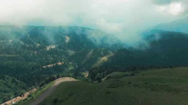 Widok antenowy 4K. Latanie przez chmury nad szczyty górskie. Wysokie szczyty wspaniałe rano wschód słońca naturalny krajobraz. — Wideo stockowe