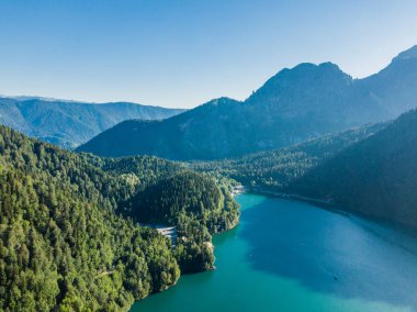 Kristal berraklığında mavi bir göl ile çarpıcı dağ manzara. Havadan görünüm