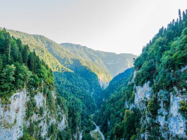 Kristal berraklığında mavi bir göl ile çarpıcı dağ manzara. Havadan görünüm