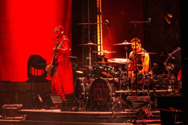 Moskova, Rusya - 29 Temmuz 2019: Luzhniki Stadyumu'nda Rammstein grup yangın konseri. Hayranları kalabalıklar sevdikleri metal grubunun bir rock konserinde toplandı.