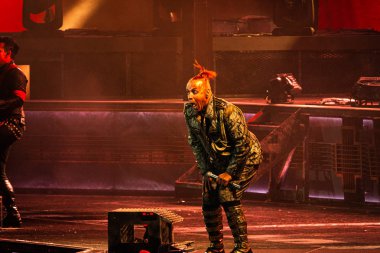 Moskova, Rusya - 29 Temmuz 2019: Luzhniki Stadyumu'nda Rammstein grup yangın konseri. Hayranları kalabalıklar sevdikleri metal grubunun bir rock konserinde toplandı.