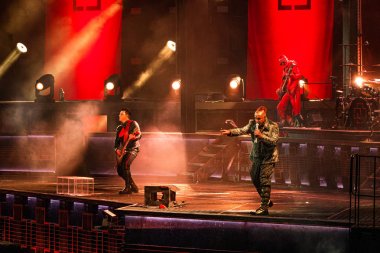 Moskova, Rusya - 29 Temmuz 2019: Luzhniki Stadyumu'nda Rammstein grup yangın konseri. Hayranları kalabalıklar sevdikleri metal grubunun bir rock konserinde toplandı.