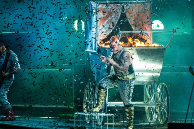 Moskova, Rusya - 29 Temmuz 2019: Luzhniki Stadyumu'nda Rammstein grup yangın konseri. Hayranları kalabalıklar sevdikleri metal grubunun bir rock konserinde toplandı.