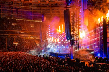 Moskova, Rusya - 29 Temmuz 2019: Luzhniki Stadyumu'nda Rammstein grup yangın konseri. Hayranları kalabalıklar sevdikleri metal grubunun bir rock konserinde toplandı.
