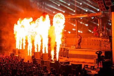 Moskova, Rusya - 29 Temmuz 2019: Luzhniki Stadyumu'nda Rammstein grup yangın konseri. Hayranları kalabalıklar sevdikleri metal grubunun bir rock konserinde toplandı.