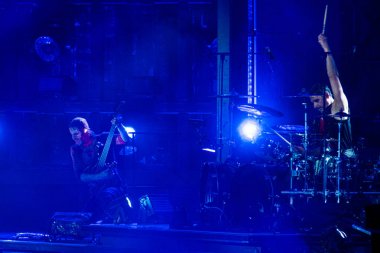 Moskova, Rusya - 29 Temmuz 2019: Luzhniki Stadyumu'nda Rammstein grup yangın konseri. Hayranları kalabalıklar sevdikleri metal grubunun bir rock konserinde toplandı.