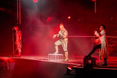 Moskova, Rusya - 29 Temmuz 2019: Luzhniki Stadyumu'nda Rammstein grup yangın konseri. Hayranları kalabalıklar sevdikleri metal grubunun bir rock konserinde toplandı.