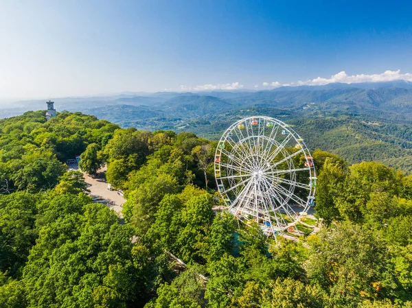 Bela paisagem montanhosa com uma roda gigante e um castelo antigo. Vista aérea — Fotografia de Stock