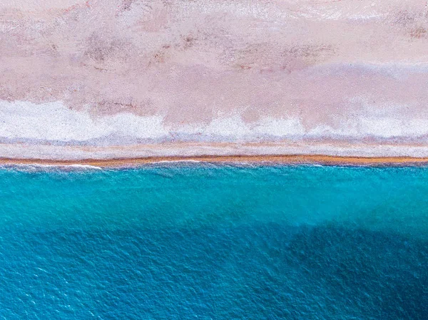 Mjuk våg av blått hav på sandstrand. Bakgrund. Utsikt från luften — Stockfoto