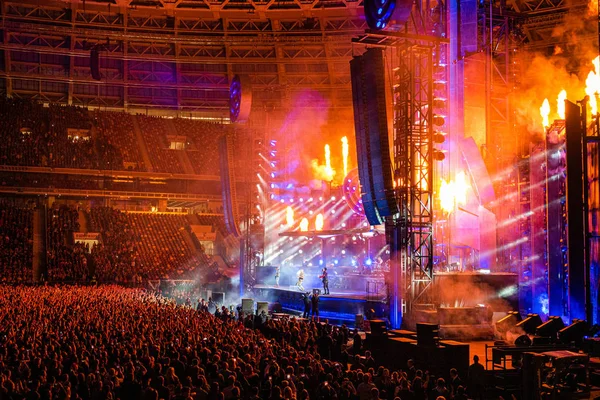 Μόσχα, Ρωσία-29 Ιουλίου 2019: συναυλία της ομάδας Rammstein στο Στάδιο Λουζνίκι. Πλήθη θαυμαστών συγκεντρώθηκαν σε μια ροκ συναυλία του αγαπημένου τους μεταλλικού συγκροτήματος. — Φωτογραφία Αρχείου