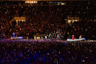 Moskova, Rusya - 29 Temmuz 2019: Luzhniki Stadyumu'nda Rammstein grup yangın konseri. Hayranları kalabalıklar sevdikleri metal grubunun bir rock konserinde toplandı.