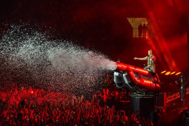 Moskova, Rusya - 29 Temmuz 2019: Luzhniki Stadyumu'nda Rammstein grup yangın konseri. Hayranları kalabalıklar sevdikleri metal grubunun bir rock konserinde toplandı.