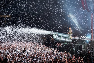 Moskova, Rusya - 29 Temmuz 2019: Luzhniki Stadyumu'nda Rammstein grup yangın konseri. Hayranları kalabalıklar sevdikleri metal grubunun bir rock konserinde toplandı.
