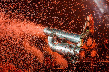 Moskova, Rusya - 29 Temmuz 2019: Luzhniki Stadyumu'nda Rammstein grup yangın konseri. Hayranları kalabalıklar sevdikleri metal grubunun bir rock konserinde toplandı.