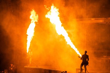 Moskova, Rusya - 29 Temmuz 2019: Luzhniki Stadyumu'nda Rammstein grup yangın konseri. Hayranları kalabalıklar sevdikleri metal grubunun bir rock konserinde toplandı.