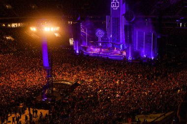 Moskova, Rusya - 29 Temmuz 2019: Luzhniki Stadyumu'nda Rammstein grup yangın konseri. Hayranları kalabalıklar sevdikleri metal grubunun bir rock konserinde toplandı.