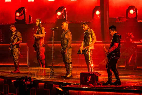 Moskova, Rusya - 29 Temmuz 2019: Luzhniki Stadyumu'nda Rammstein grup yangın konseri. Hayranları kalabalıklar sevdikleri metal grubunun bir rock konserinde toplandı. — Stok fotoğraf