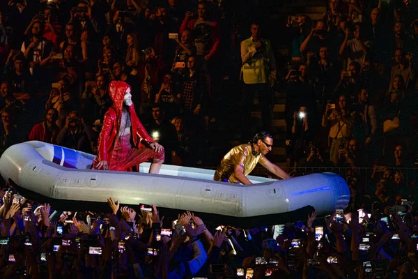 Moskau, russland - 29. juli 2019: rammstein group fire concert im luzhniki stadion. Massen von Fans versammelten sich bei einem Rockkonzert ihrer Lieblingsband. — Stockfoto