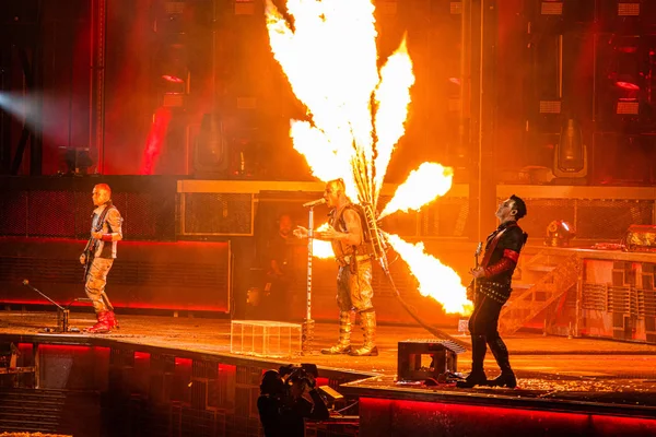 Moskova, Rusya - 29 Temmuz 2019: Luzhniki Stadyumu'nda Rammstein grup yangın konseri. Hayranları kalabalıklar sevdikleri metal grubunun bir rock konserinde toplandı.