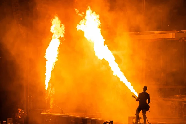 Μόσχα, Ρωσία-29 Ιουλίου 2019: συναυλία της ομάδας Rammstein στο Στάδιο Λουζνίκι. Πλήθη θαυμαστών συγκεντρώθηκαν σε μια ροκ συναυλία του αγαπημένου τους μεταλλικού συγκροτήματος. — Φωτογραφία Αρχείου