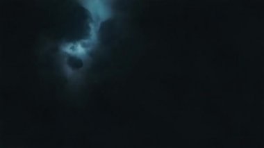 Parlak pırıl pırıl şimşek gece yoğun fırtına bulutları ile tatili. Yağmur olmadan gökyüzünde destansı şimşek çakıyor... Dikişsiz döngü 3d render