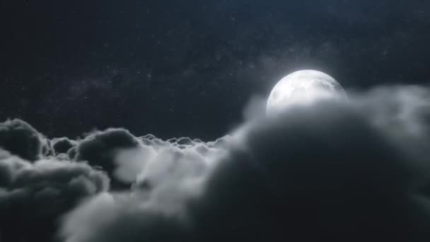 Belo voo realista sobre cumulus nuvens exuberantes ao luar da noite. Uma grande lua cheia brilha brilhantemente em uma noite estrelada profunda. Cena cinematográfica. Laço sem costura 3d render — Vídeo de Stock