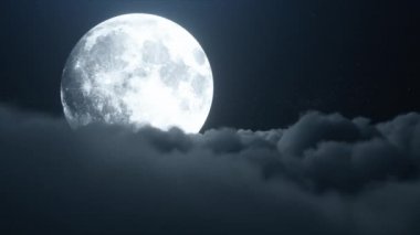 Gece ay ışığında kümülüs yemyeşil bulutlar üzerinde uçuş
