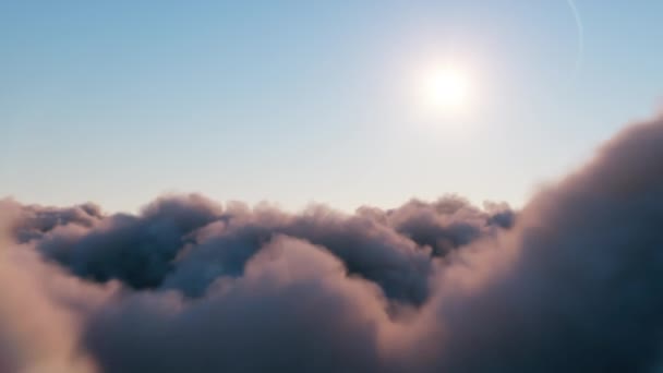Vuelo a través del paisaje nublado en movimiento con hermosos rayos de sol. Hermoso vuelo realista sobre cúmulos nubes exuberantes al atardecer. Lazo inconsútil 3d render — Vídeos de Stock