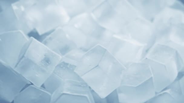 Макро знімок кубиків льоду з чистої води, яка тане повільним рухом на білому тлі. Концепція: чиста гірська джерельна вода, лід, коктейлі, свіжі та заморожені продукти . — стокове відео