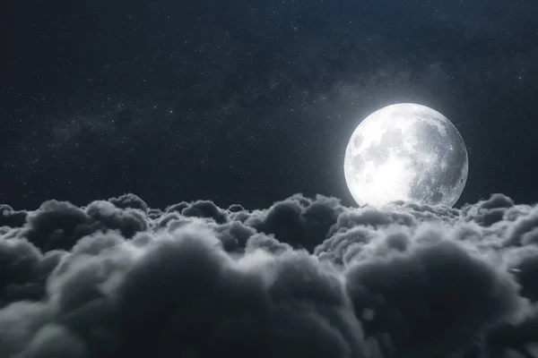 Hermoso vuelo realista sobre cúmulos nubes exuberantes a la luz de la luna noche. Una gran luna llena brilla brillantemente en una noche estrellada profunda. Escena cinematográfica. ilustración 3d —  Fotos de Stock