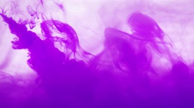 Renkli boyalar güzel şekillerde karışır. Mor renklerin yağlı mürekkebi yüzeye yayıldı ve birbirlerine karıştılar. İnanılmaz dokular ve tasarımlar oluşturdular..