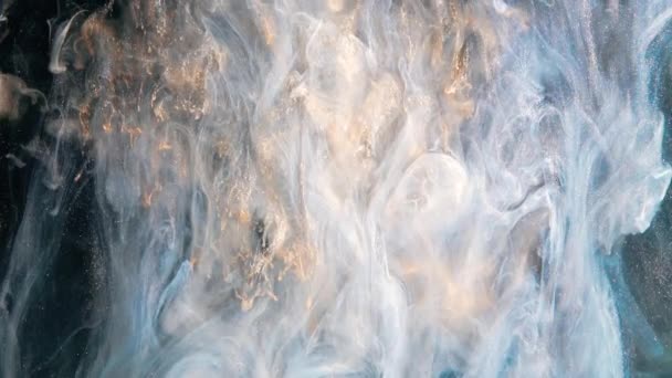 Abstrakt bronsfärg blandat med olika flerfärgade färger i vatten i slow motion. Inky moln virvlande flyter under vattnet. Abstrakt rökexplosion — Stockvideo